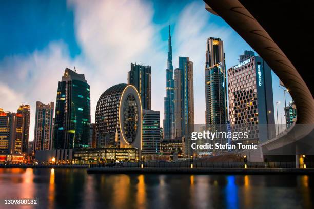 vista del horizonte de dubái desde el puerto deportivo de marasi, en la ciudad, en el centro de la ciudad, en los emiratos árabes unidos - gulf countries fotografías e imágenes de stock