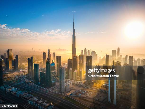 horizonte aéreo del centro de dubái lleno de modernos rascacielos en los emiratos árabes unidos - skyscraper fotografías e imágenes de stock