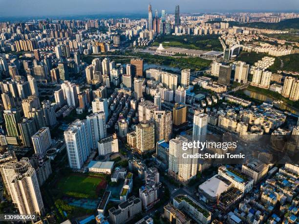 stedelijke horizon van nanning in provincie guangxi in china - nanning stockfoto's en -beelden