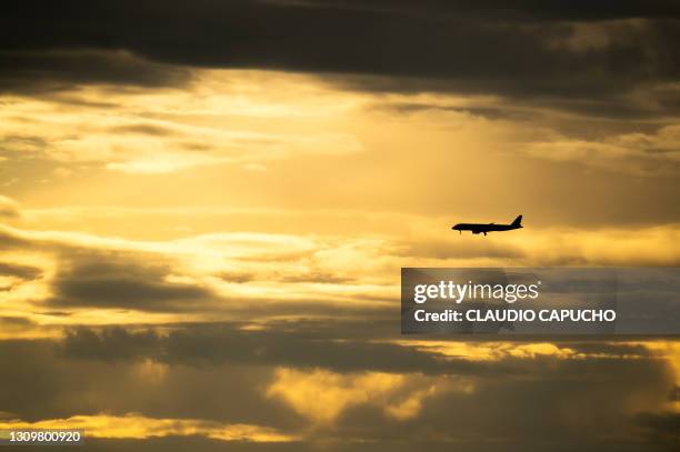 airplane among clouds - landing gear - fotografias e filmes do acervo