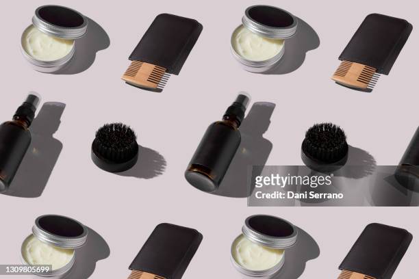 beard care kit items on pale background - scheerkwast stockfoto's en -beelden