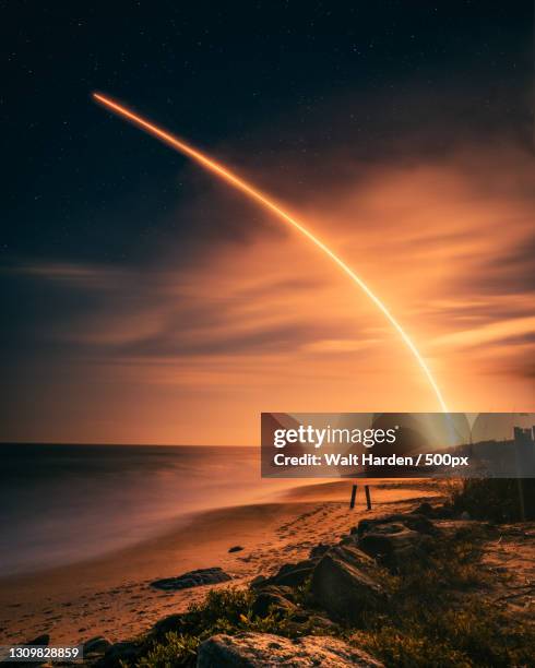 scenic view of sea against sky at sunset,new smyrna beach,florida,united states,usa - cohete despegue fotografías e imágenes de stock