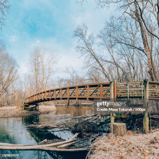 view of bridge over river against sky,east lansing,michigan,united states,usa - lansing - fotografias e filmes do acervo