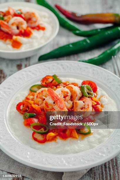 close-up of food in plate on table - shrimp and grits stock-fotos und bilder