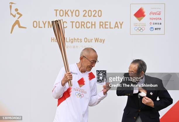 Mexico City Olympic marathon silver medalist Kenji Kimihara and Kikuzo Tsuburaya , brother of Tokyo Olympic marathon bronze medalist Kokichi...