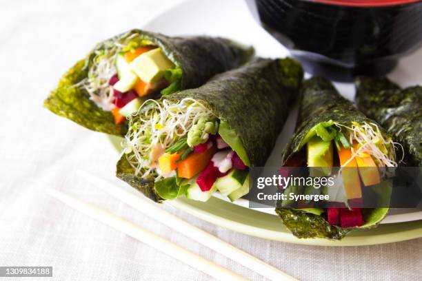 vegetable sushi wraps - paleo imagens e fotografias de stock