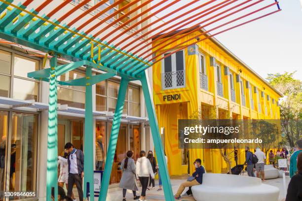 miami design district, miami, florida, verenigde staten - jason statham on set of despierta america in miami stockfoto's en -beelden