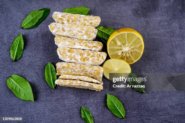 tempe slices and orange slices - テンペ ストックフォトと画像