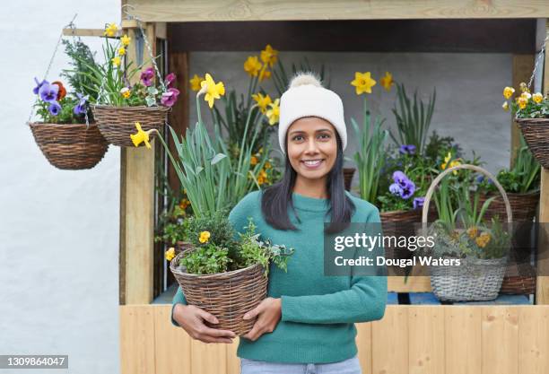 beautiful asian woman on flowers stall, portrait. - flower stall stock-fotos und bilder