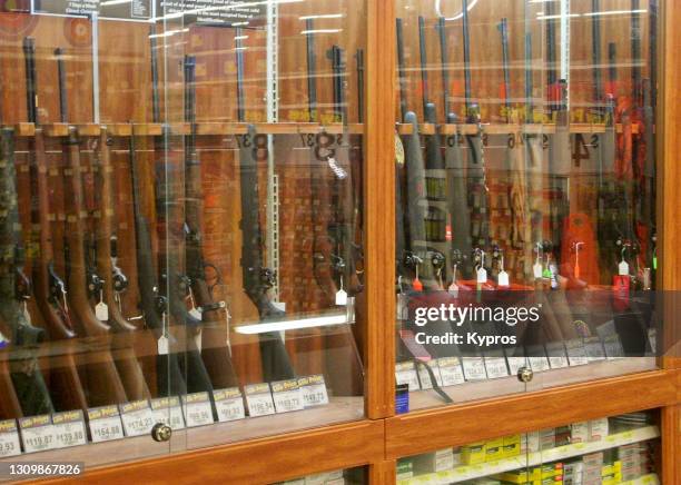 gun shop within department store - usa - rifle fotografías e imágenes de stock