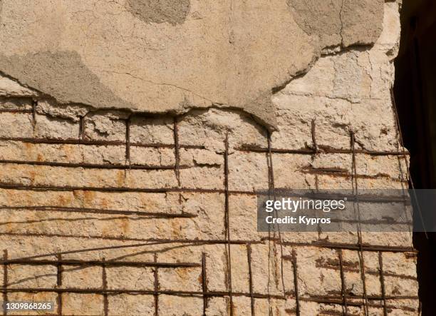spalling on concrete wall - rust on metal reinforcing bar - splitter stock-fotos und bilder