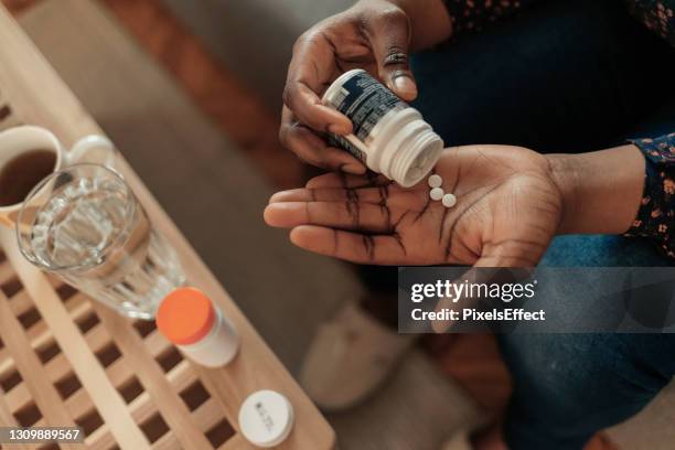 ik heb de ergste pijn ooit. - acetylsalicylizuur stockfoto's en -beelden