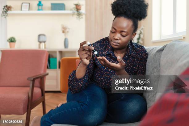 una prueba puede decir mucho - hipoglicemia fotografías e imágenes de stock