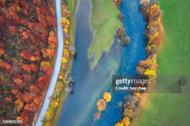 straße in der herbstlandschaft - osteuropa stock-fotos und bilder