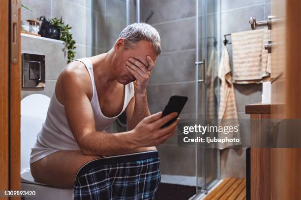 https://media.gettyimages.com/id/1309893420/photo/man-using-modern-gadget-while-sitting-in-the-toilet.jpg?s=612x612&amp;w=gi&amp;k=20&amp;c=G7o1c7vnBdw53qV-2wK565vZsD2hGrwmD8F0yZUoQu8=