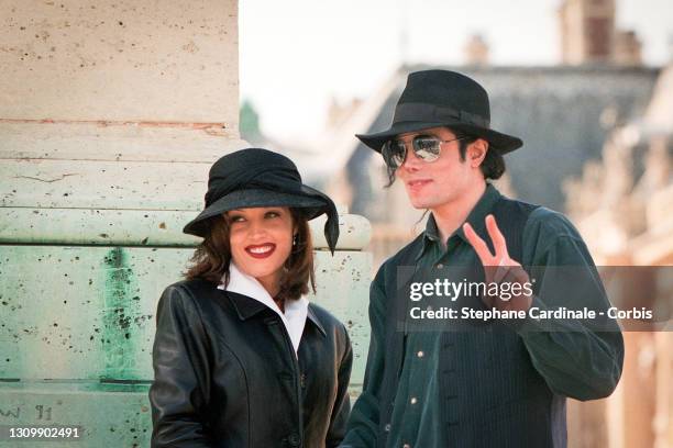 Lisa Marie Presley and Michael Jackson pose at the "Chateau de Versailles" on September 5, 1994 in Versailles, France.