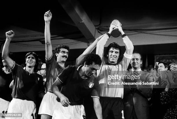 Bruno Conti, Giuseppe Bergomi, Claudio Gentile and Dino Zoff celebrate with the trophy, beside the King Juan Carlos applaud after the Final FIFA...