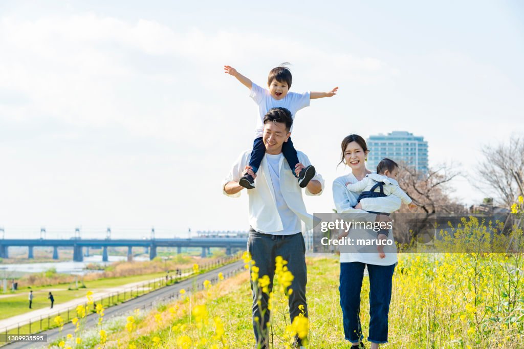 Genitori e bambini che fanno una passeggiata