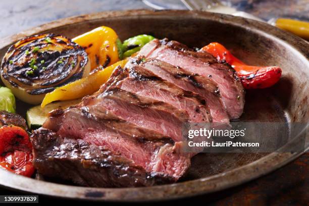 bbq hertenvlees (elk) new york strip steak met geroosterde groenten - gefilleerde biefstuk stockfoto's en -beelden