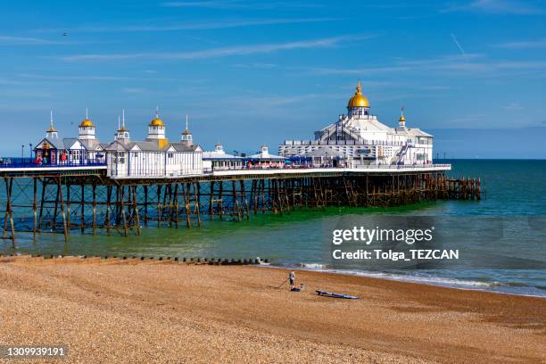 de pijler van eastbourne - eastbourne pier stockfoto's en -beelden