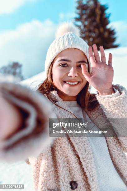 selfie tid för viftande kvinna tillbringar dagen i bergssnö - girl scarf bildbanksfoton och bilder