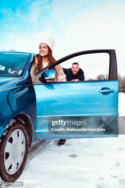 paar stuck mit auto im schnee - car stuck in snow stock-fotos und bilder