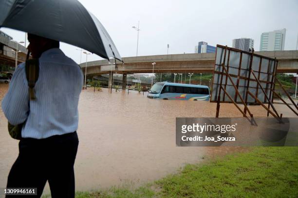 "nstreet översvämmad med regnvatten - sunken car bildbanksfoton och bilder