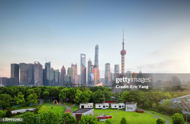 shanghai cityscape at sunset moment - fernsehturm oriental pearl tower stock-fotos und bilder