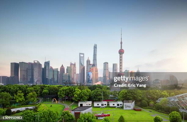 shanghai cityscape at sunset moment - torre oriental pearl imagens e fotografias de stock
