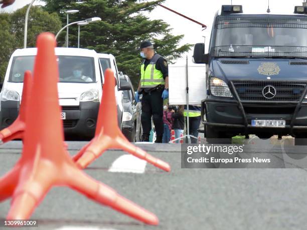 Checkpoint Officers Border Police Checkpoint Photos and Premium High Res Pictures - Getty Images