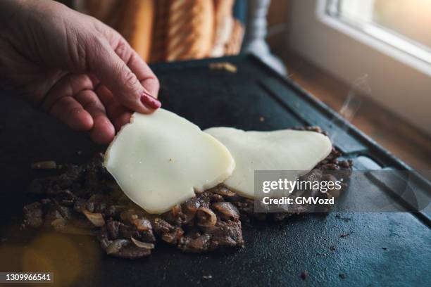 zubereitung chili cheese steak sandwich philly style - provolone stock-fotos und bilder