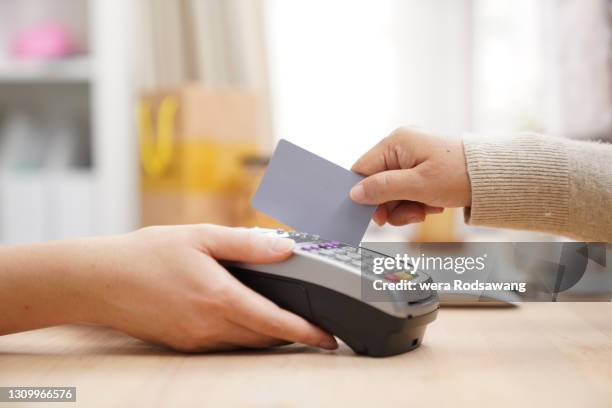 credit card swipe payment - smart card stock pictures, royalty-free photos & images