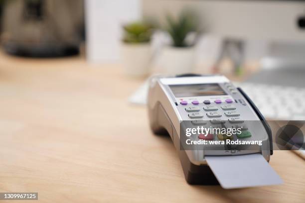 credit card reader with empty credit card - pos receipt stock pictures, royalty-free photos & images