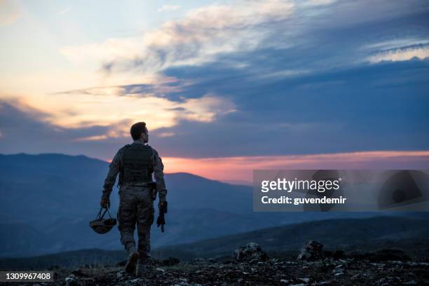 soldat d’armée marchant contre le coucher du soleil - army soldier photos et images de collection