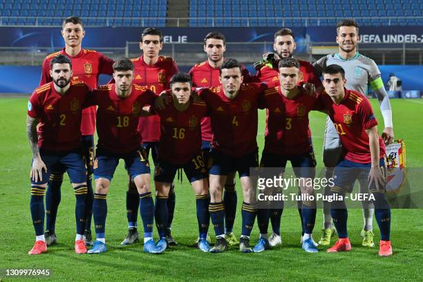 Players of Spain pose for a team photograph prior to the 2021 UEFA European Under-21 Championship Group B match between Spain and Czech Republic at...