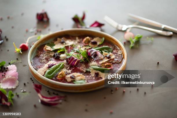 primer plano de un plato de carpaccio - carpaccio alimento fotografías e imágenes de stock