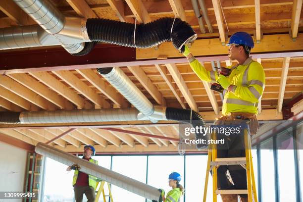 airconditioning kanaal installeren - tube stockfoto's en -beelden
