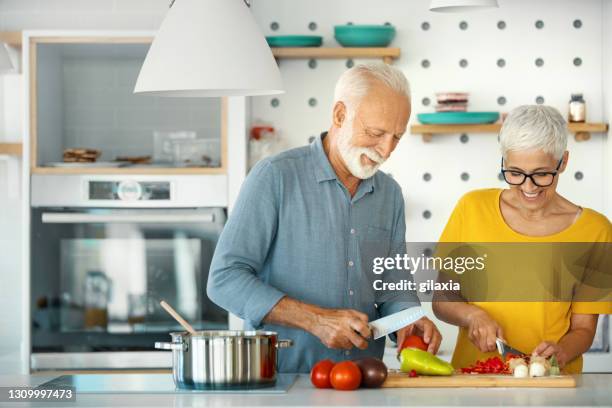 一緒に昼食を調理する成熟したカップル。 - middle aged couple cooking ストックフォトと画像