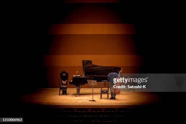 musicians bowing after the play at classical music concert - concert hall imagens e fotografias de stock