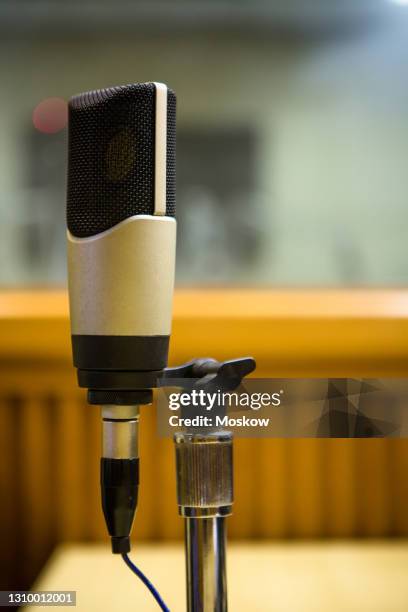 estúdio de rádio com detalhes de microfones - fotografia de estúdio foto e immagini stock