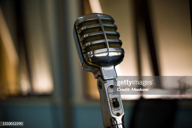 estúdio de rádio com detalhes de microfones - fotografia de estúdio foto e immagini stock