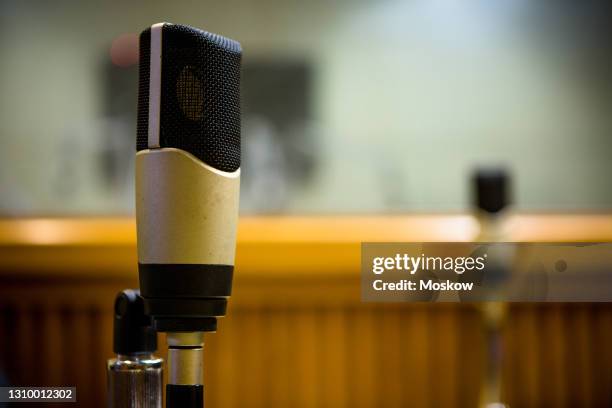 estúdio de rádio com detalhes de microfones - rádio stock-fotos und bilder