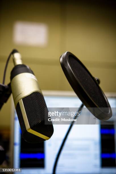 estúdio de rádio com detalhes de microfones - rádio stock-fotos und bilder