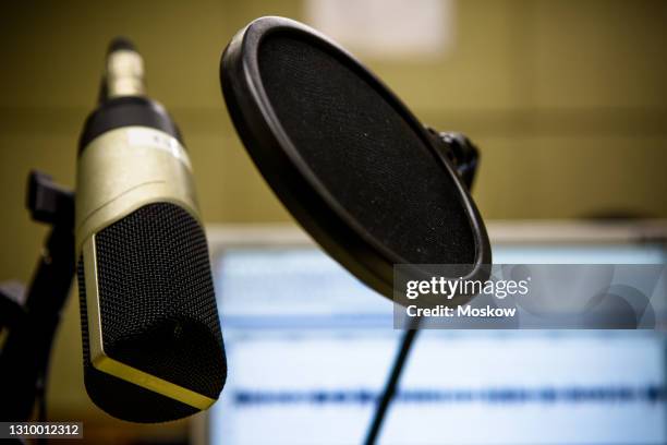 estúdio de rádio com detalhes de microfones - fotografia de estúdio foto e immagini stock