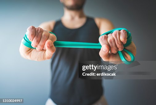 自宅で運動する若い男 自宅で運動する若い男