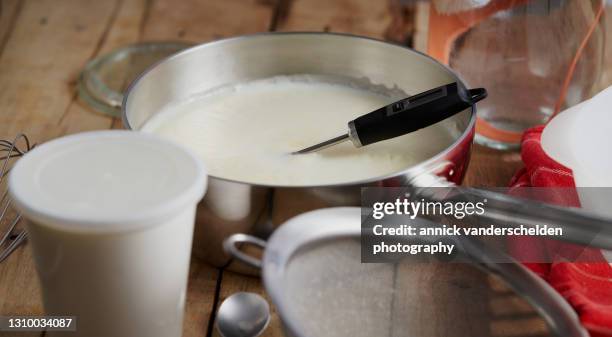 homemade yogurt preparation - yoghurt pot stock-fotos und bilder