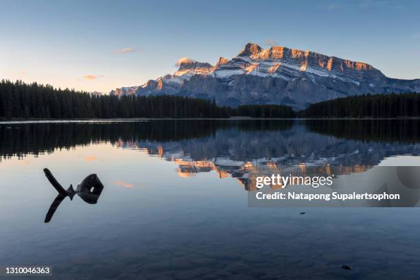 beautiful morning at two jack lake, banff national park, alberta, canada. - lake minnewanka stockfoto's en -beelden