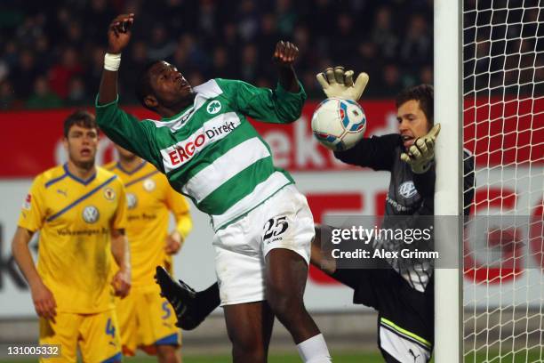 Olivier Occean of Greuther Fuerth tries to score against goalkeeper Daniel Davari of Braunschweig during the Second Bundesliga match between Greuther...