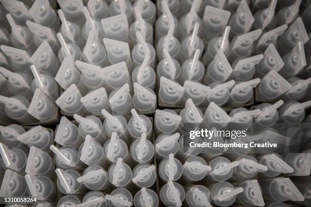 plastic vials of saline solution - flebo salina foto e immagini stock