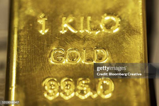 one kilo gold bar - kilogramo fotografías e imágenes de stock